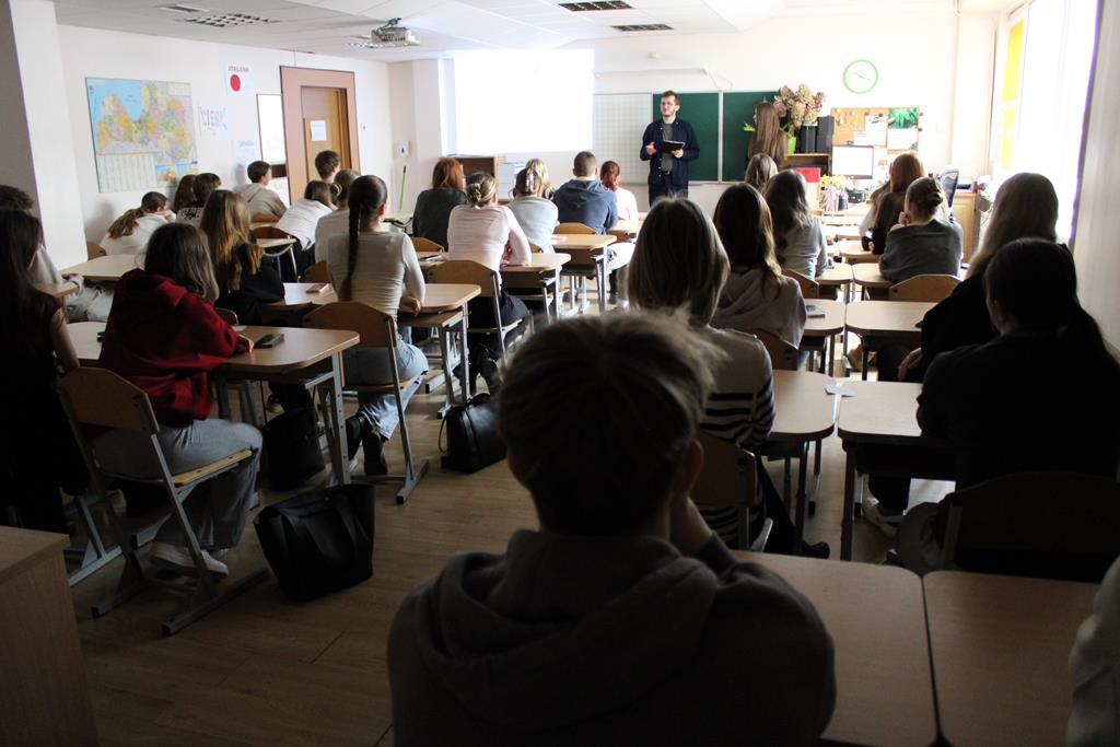 Izglītojošas nodarbības 10. klašu skolēniem “apTver satversmi”