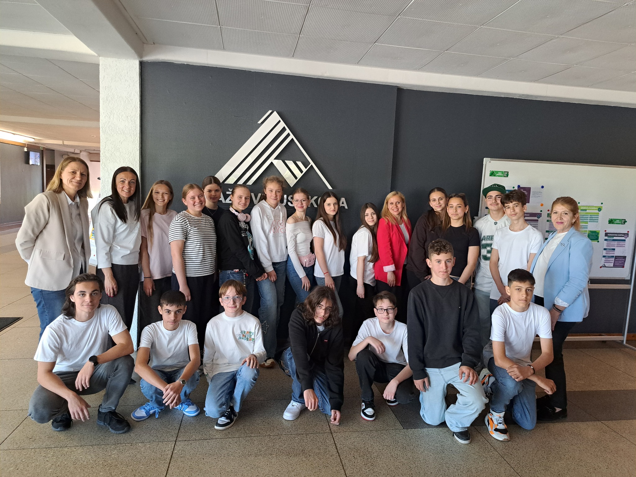 Ādažu vidusskolā Erasmus+ projekta ietvaros viesojas skolēni un skolotājas no Rumānijas