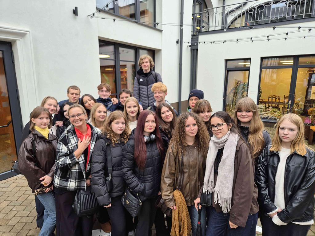10.E klase Latvijas leļļu teātrī skatās izrādi "Kiosks"