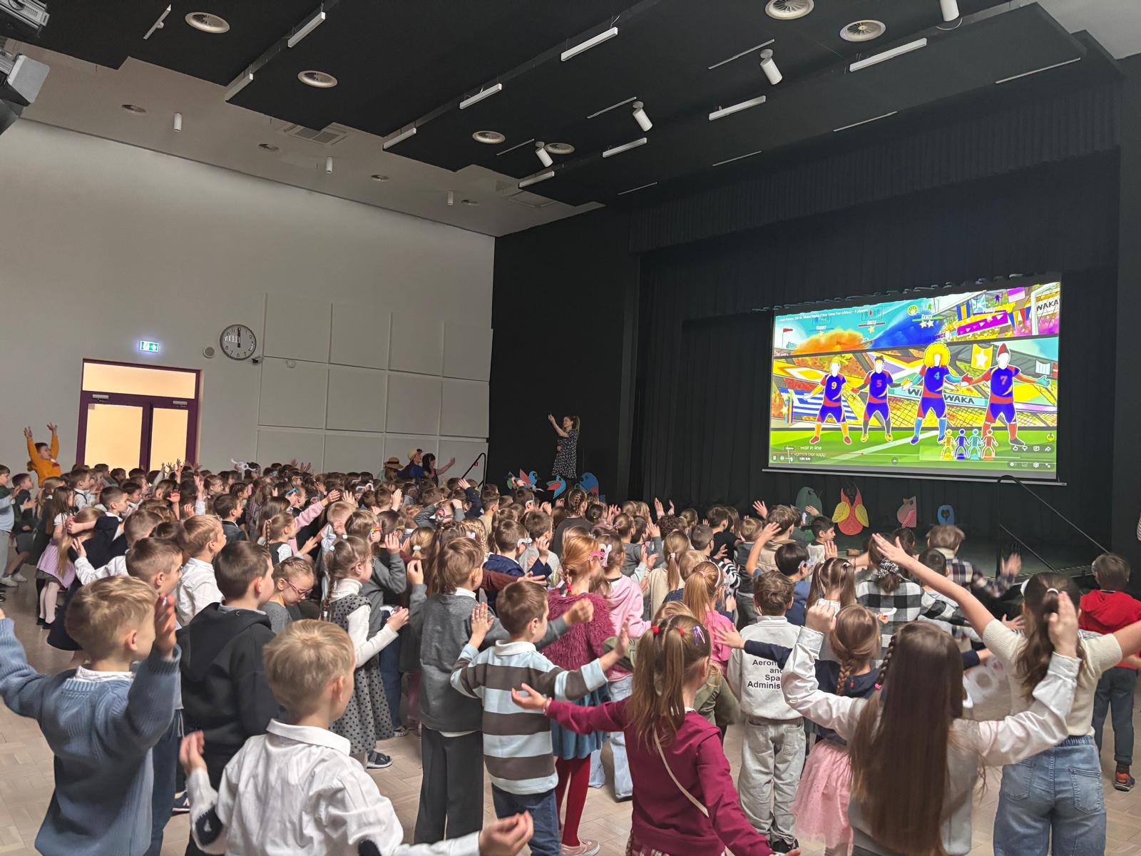 1. klašu skolēni priecīgi nosvinēja savas pirmās 100 dienas skolā!