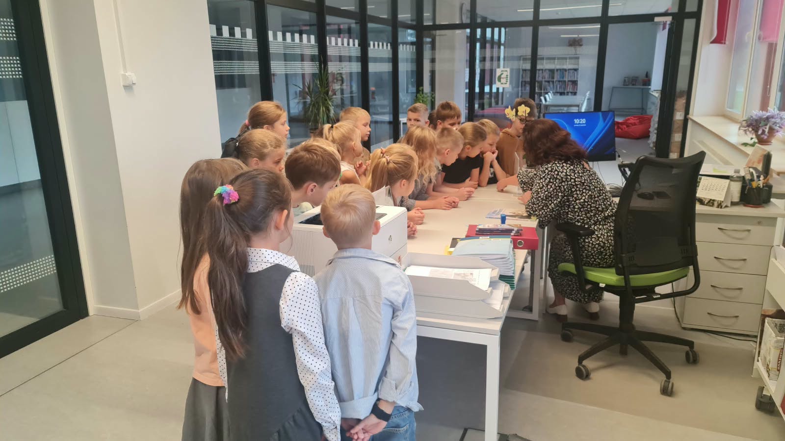 Septembrī un oktobrī mūsu skolas 1. un 2. klašu skolēni devās uz skolas bibliotēku