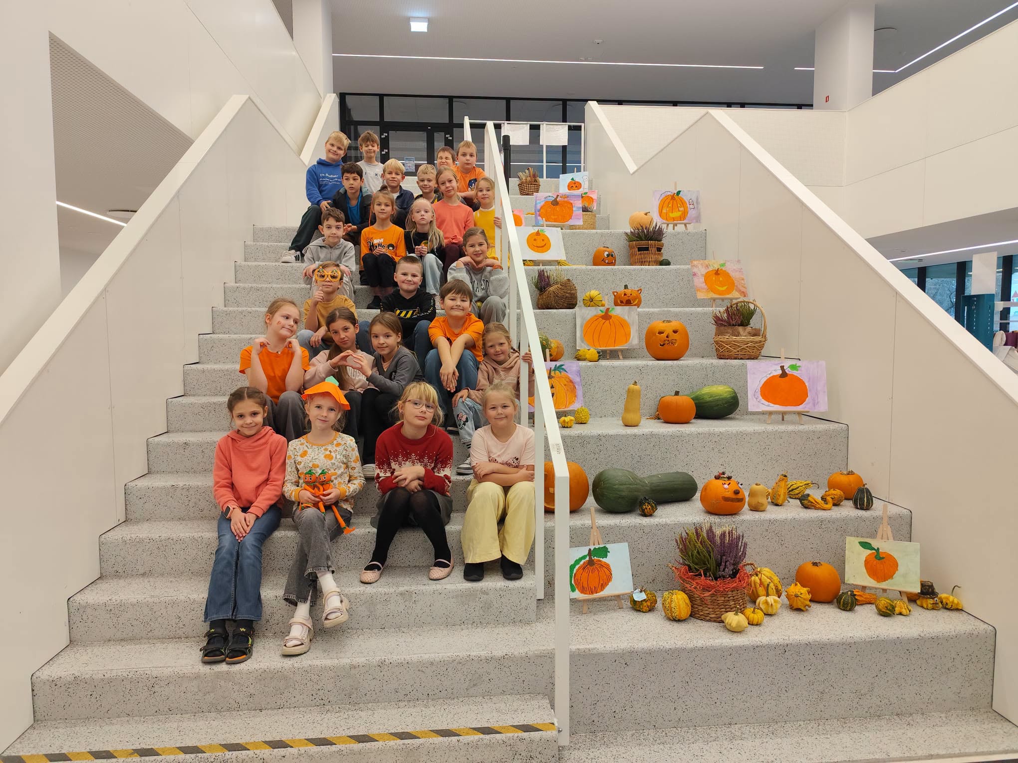 Šodien mūsu sākumskola iekrāsojās oranžā krāsā!